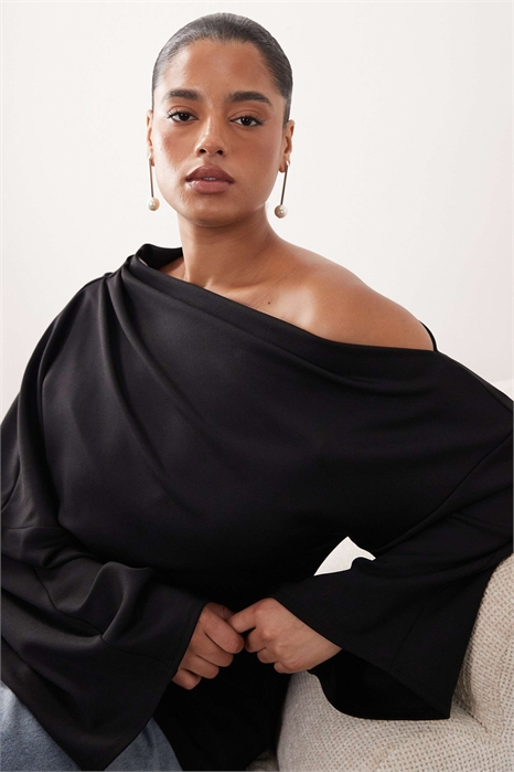 Топ из трикотажа с закругленным вырезом, открытыми плечами, широкими рукавами и рюшами по низу артикул 149724634