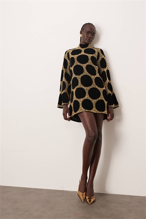 Мини-платье с высоким воротником, длинными рукавами и декоративными вставками артикул 148708033