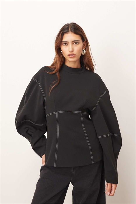 Топ с вырезом и контрастной отстрочкой артикул 148707844