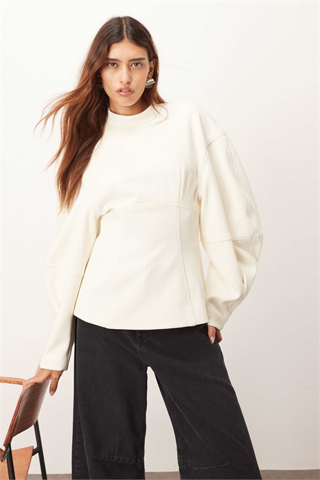 Топ с вырезом и контрастной отстрочкой артикул 148707927