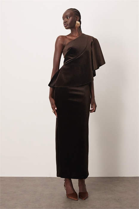 Макси-платье с бархатным лифом на одном плече артикул 149547920