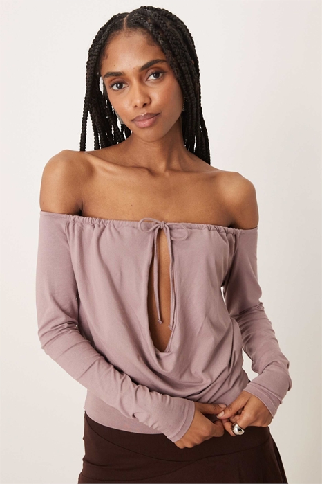 Топ с открытыми плечами и длинными рукавами артикул 154275810