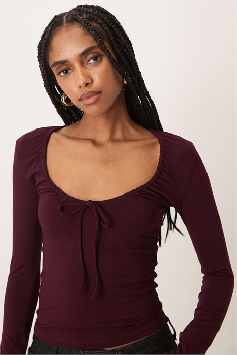 Топ с рюшами, глубоким вырезом и длинными рукавами артикул 154273876