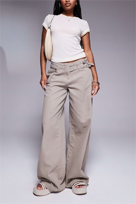 Джинсы с широкими штанинами, пряжкой и карманами, вымытого коричневого цвета артикул 140562712