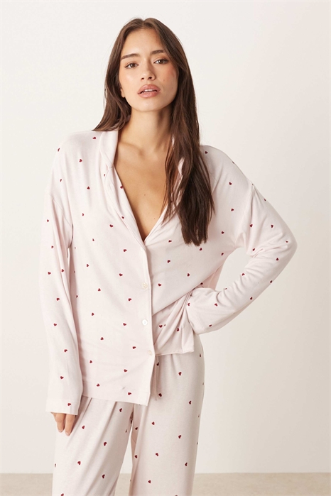 Комбинируйте мягкую пижамную кофту с принтом в виде красных сердечек артикул 151999837
