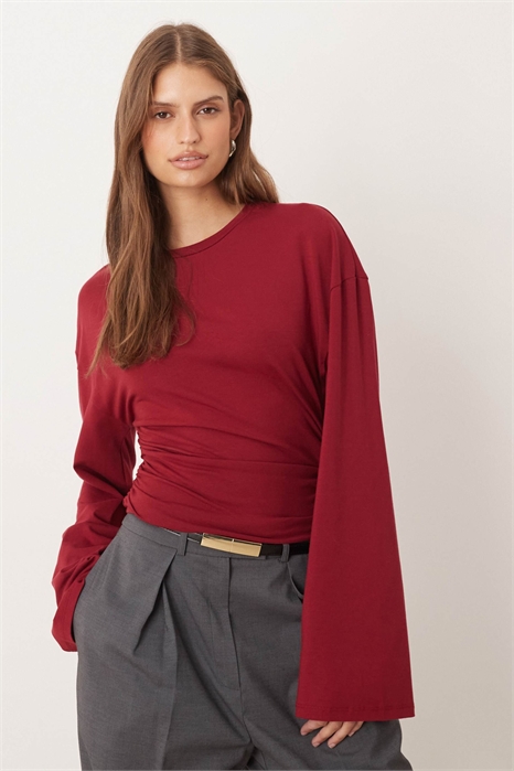 Топ с широкими рукавами и мягкой текстурой артикул 149654387