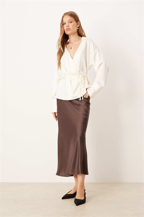 Юбка из атласа длиной до колен артикул 149593159