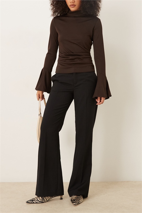 Брюки свободного кроя с зауженными штанинами и низкой талией, с складками спереди артикул 152935086