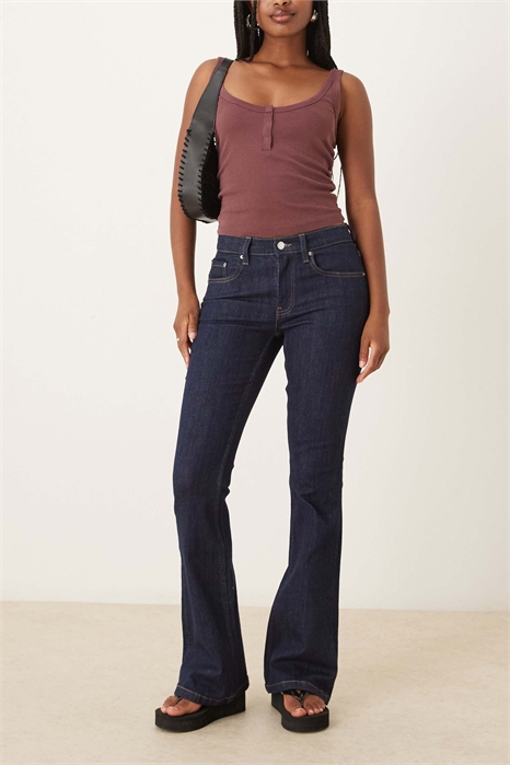 Джинсы с заниженной талией и расклешенными брючинами артикул 148451065