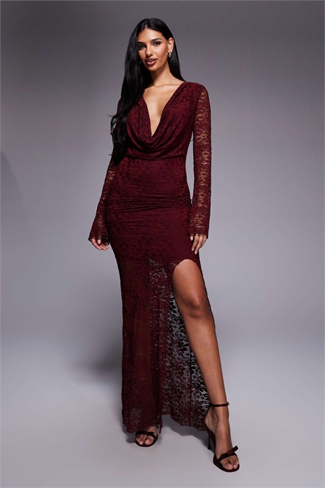 Эксклюзивное макси-платье с кружевом, воротником-хомутом, расклешенными рукавами и разрезом на бедре артикул 153144036