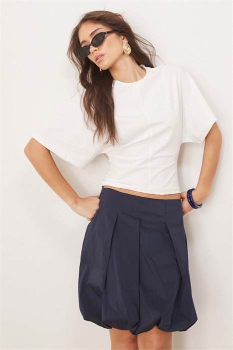 Топ с короткими рукавами и декоративными швами артикул 147327289