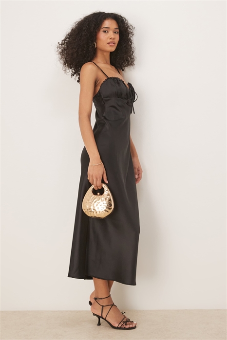 Платье средней длины с атласным верхом, украшенным рюшами артикул 143378479