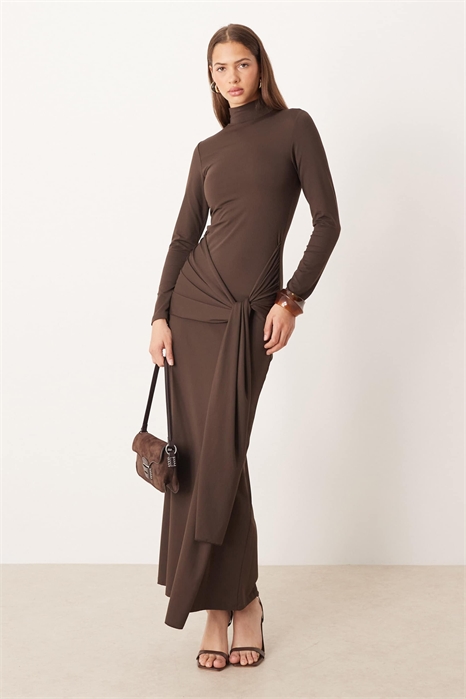 Макси-платье с мягким завязыванием спереди, длинными рукавами и открытой спиной артикул 151999841