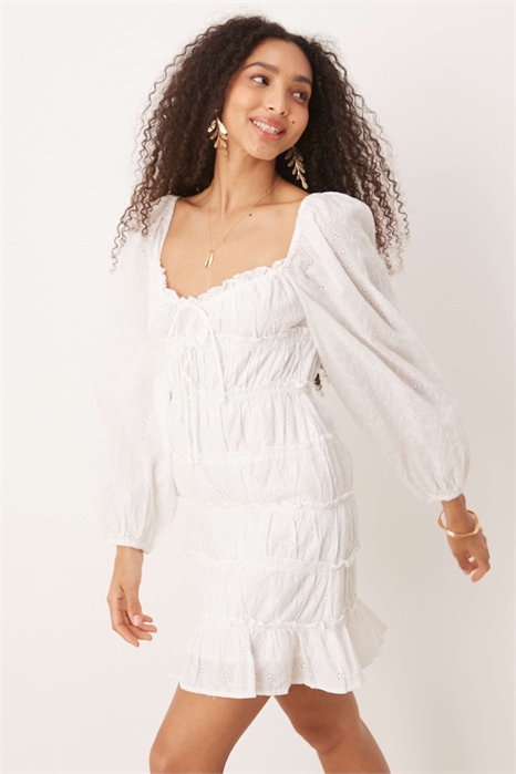 Мини-платье с длинными рукавами, вырезом «сердце» и английской вышивкой артикул 147473395