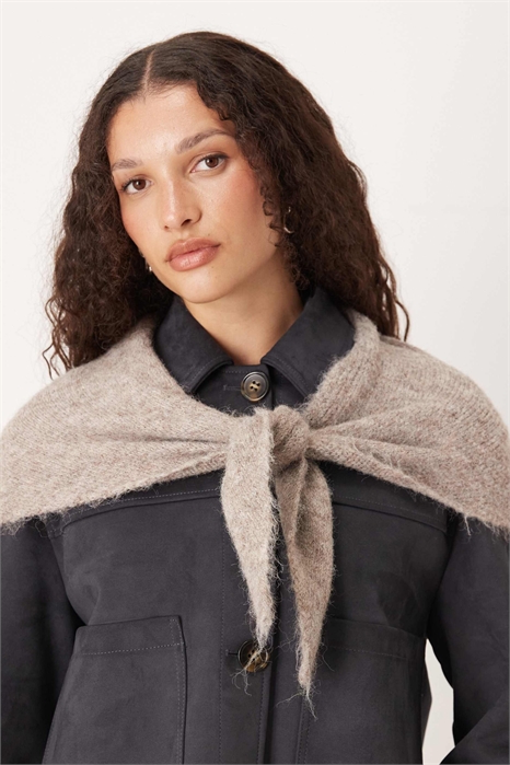 Треугольный вязаный шарф артикул 150230161