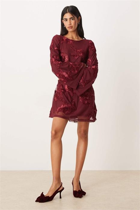 Мини-платье с длинными широкими рукавами свободного кроя и открытой спиной артикул 152934418