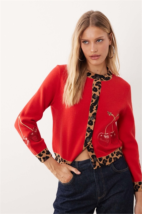 Кардиган с контрастной вышивкой в виде леопардовых пятен и вишен артикул 152557229