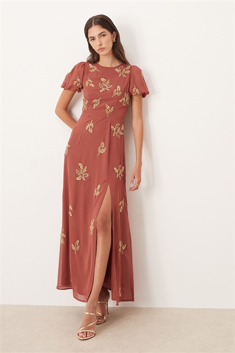 Макси-платье с короткими рукавами, открытой спиной и декоративными элементами артикул 149871655