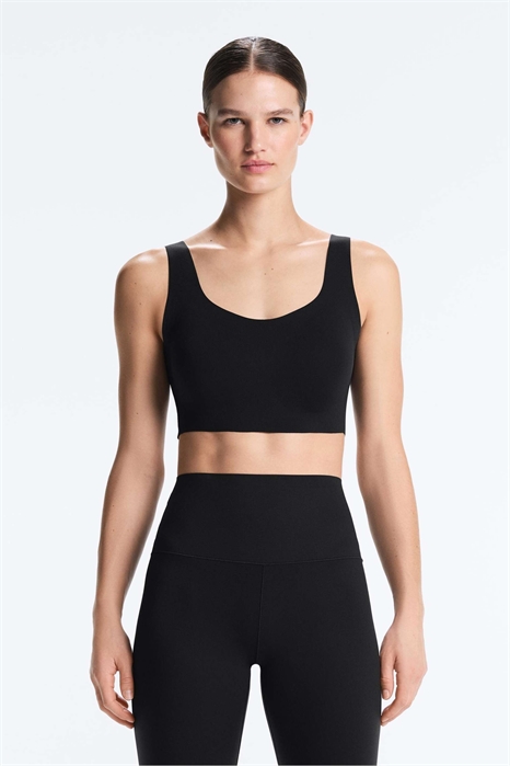 Идеально сидящий спортивный бюстгальтер средней степени поддержки с чашками артикул 149982884