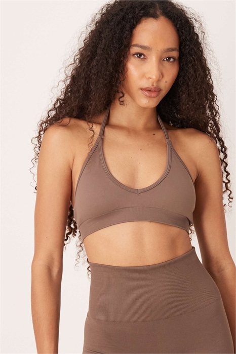 Спортивный бюстгальтер с бесшовной конструкцией, завязками за шеей и легкой поддержкой артикул 141490728