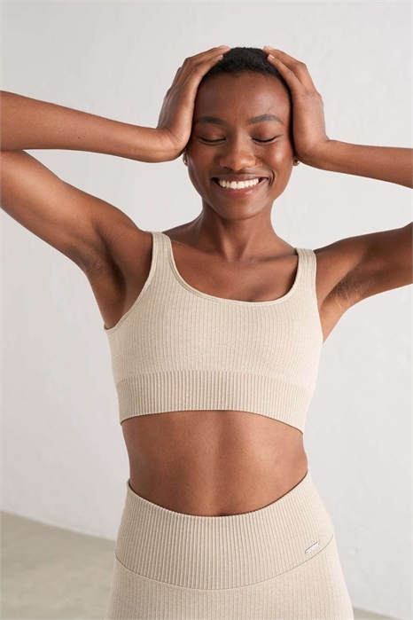 Бежевый бесшовный бюстгальтер с ребристой текстурой артикул 142297908