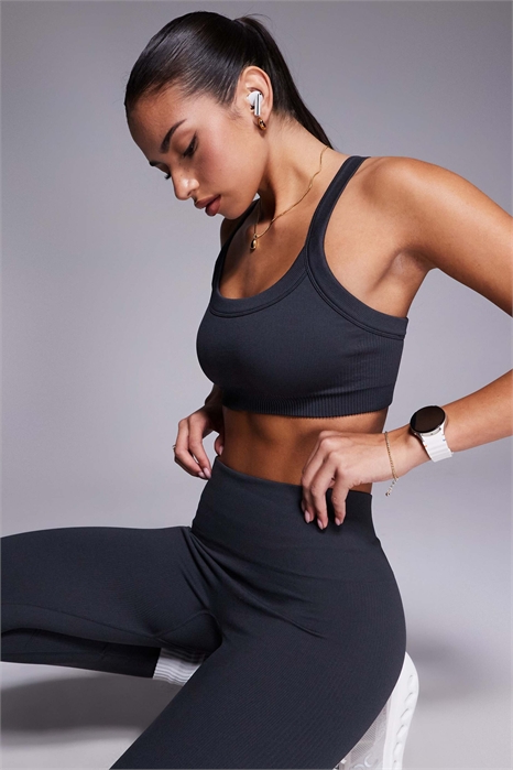 Спортивный бюстгальтер средней степени поддержки с бесшовной формованной конструкцией и регулируемыми бретелями артикул 147510266