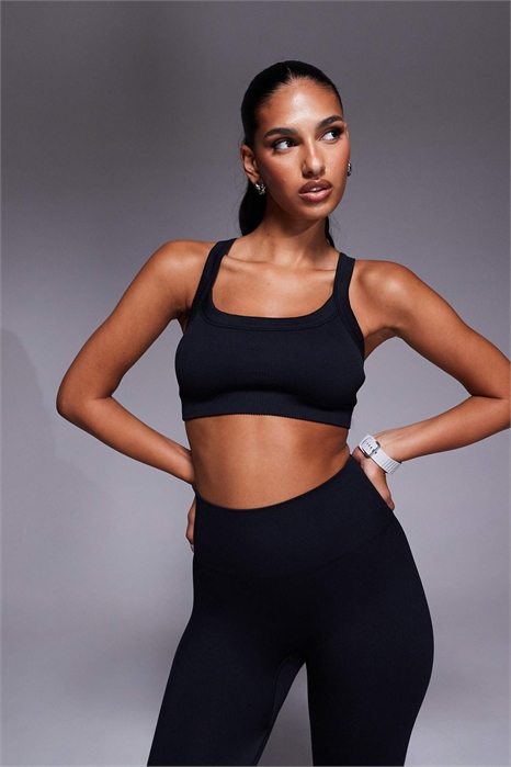 Спортивный бюстгальтер средней степени поддержки с плавными линиями и регулируемыми бретелями артикул 147510267