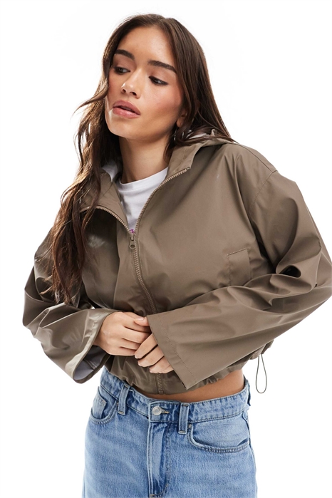 Короткая прорезиненная дождевая куртка с капюшоном артикул 147829897