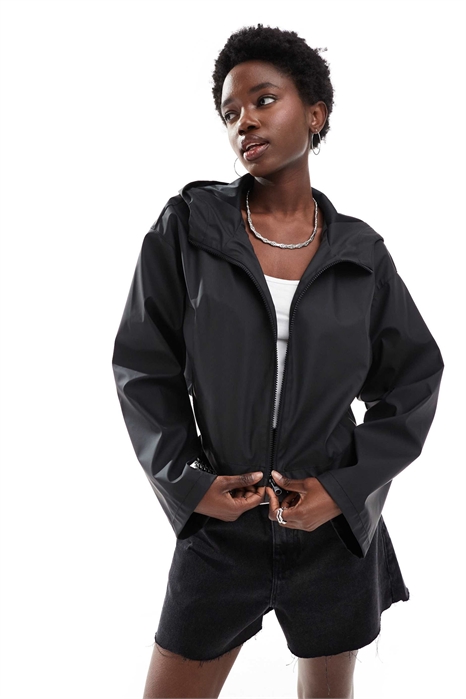 Укороченная прорезиненная дождевая куртка с капюшоном артикул 147829957