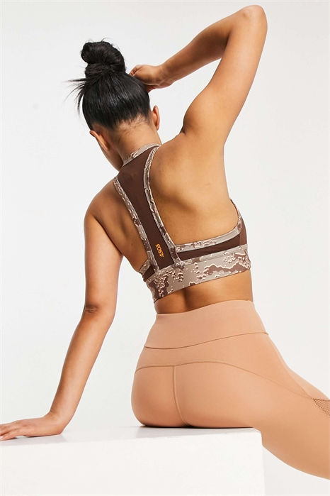 Спортивный бюстгальтер с элементами в змеином принте и вырезами артикул 1899478