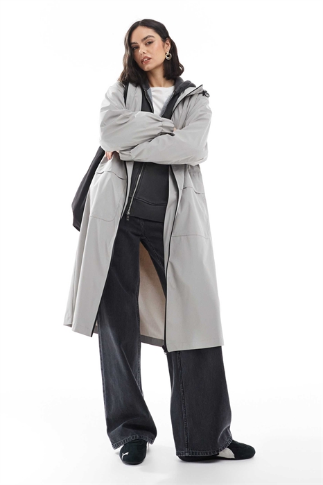Длинный плащ с контрастной отделкой серого цвета артикул 140792401