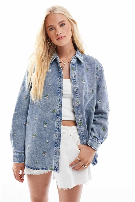Джинсовая рубашка с цветочной вышивкой артикул 141244307
