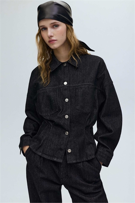 Приталенная джинсовая рубашка со складками артикул 154706519