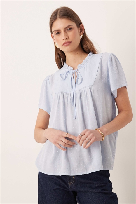 Блузка с бантиком на шее и короткими рукавами артикул 153118747