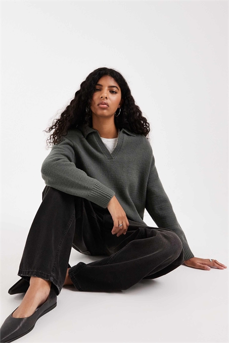 Свитер-поло с вязаными плечевыми накладками артикул 155170585