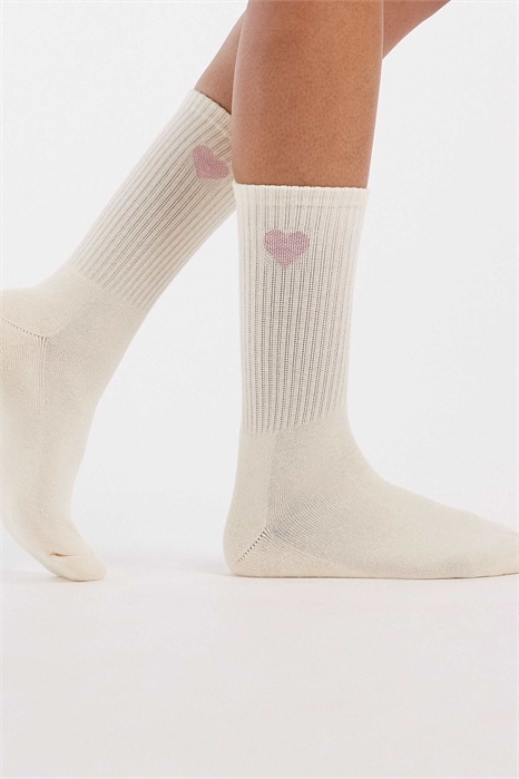 Спортивные ребристые носки с рисунком в виде сердечка артикул 153084258