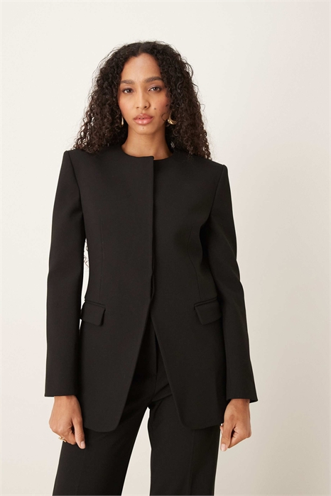 Блейзер с зауженным кроем, без воротника и с выразительными плечами co-ord артикул 151781698