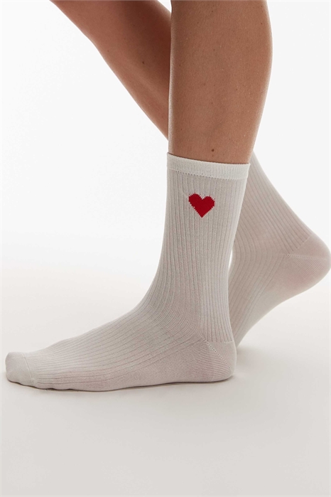Носки с красным вышитым сердечком артикул 153017701