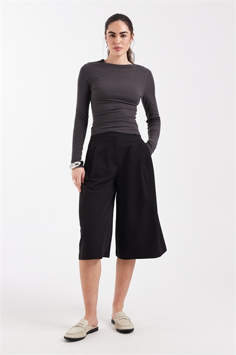 Мягкая укороченная футболка с длинными рукавами артикул 153839715