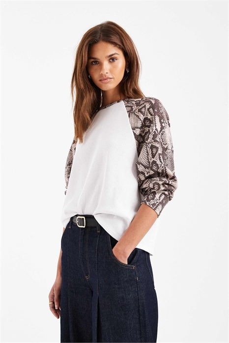 Топ с длинными рукавами и рагланными вставками артикул 150344918