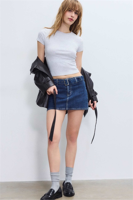 Джинсовая юбка-шорты с ремнем артикул 156290041