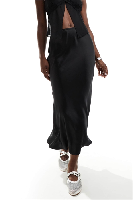 Юбка средней длины из атласа с косой отрезкой артикул 152320247