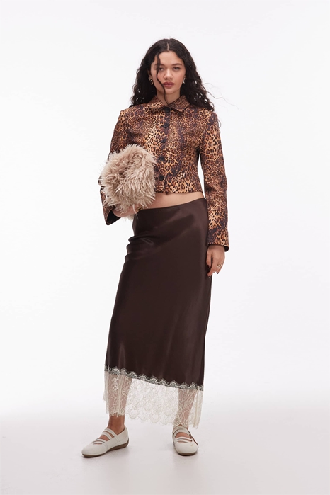 Юбка средней длины с косой отстрочкой из атласа и кружевной отделкой артикул 152738976