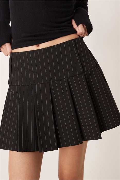 Мини-юбка с заниженной талией и складками артикул 153922065