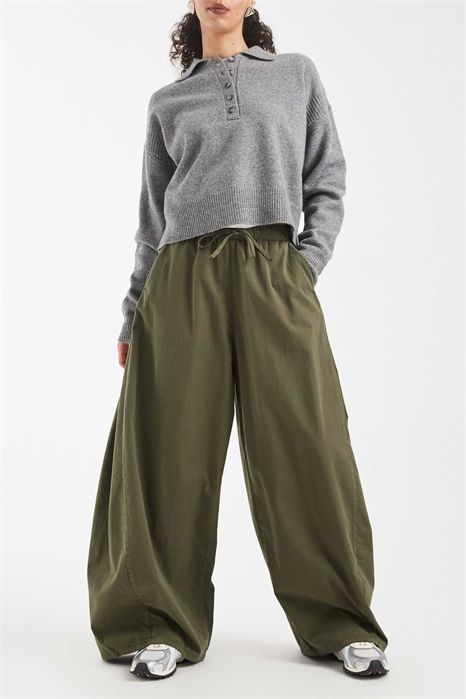 Брюки с боковыми складками и расклешенными штанинами артикул 154273911