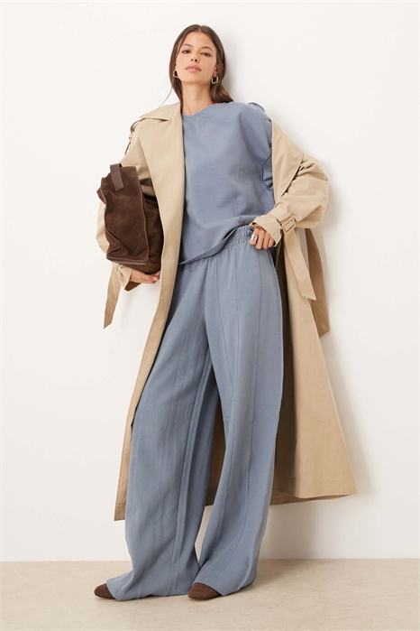 Джоггеры с широкими брючинами и декоративными швами артикул 148925385