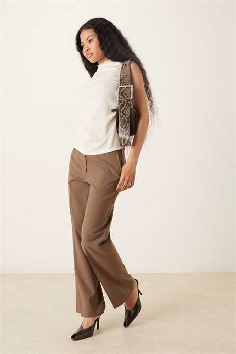 Брюки-сlim-fit с прямыми брючинами, скроенные по фигуре артикул 153146154