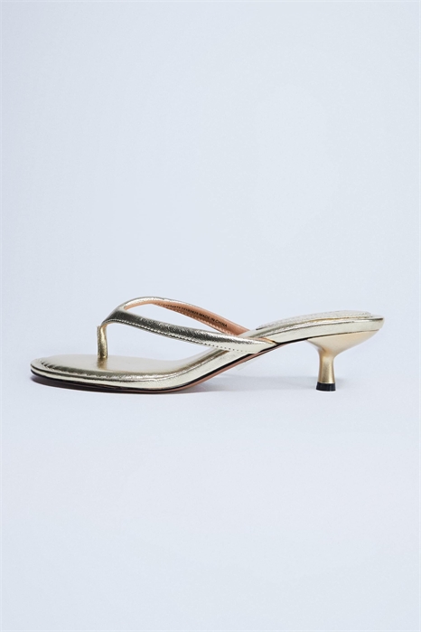 Сандалии Axel с ремешком между пальцами и каблуком средней высоты артикул 150834073