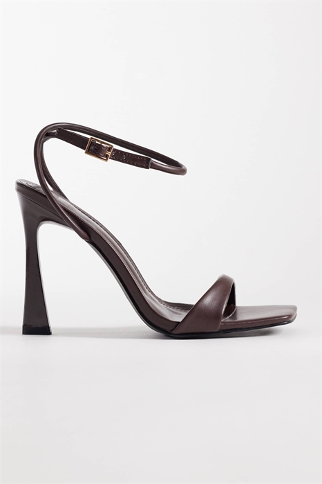 Simmi London — сандалии Kareena с широкой колодкой и едва заметным каблуком артикул 154264622