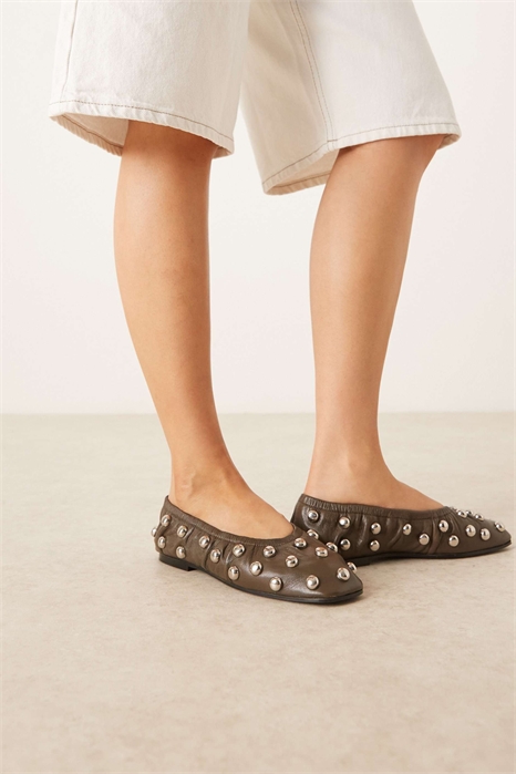 Балетки Lyle премиум-класса с заклепками и сборками артикул 146995250